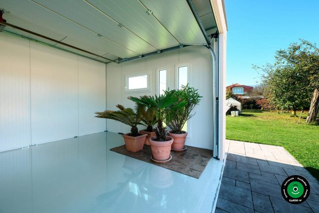 Üres garázs belső tér bútorok és felszerelés nélkül