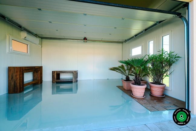 Minimalista üres garázstér használatra készen