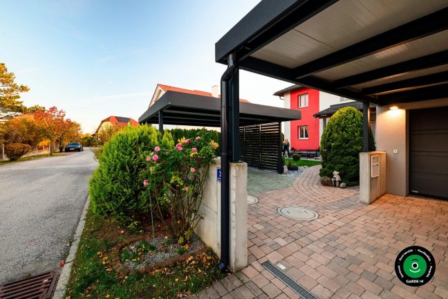 Részlet az előtető oszlopairól