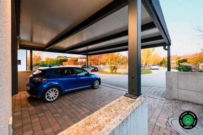 Autó az előtető alatt utcára néző kilátással