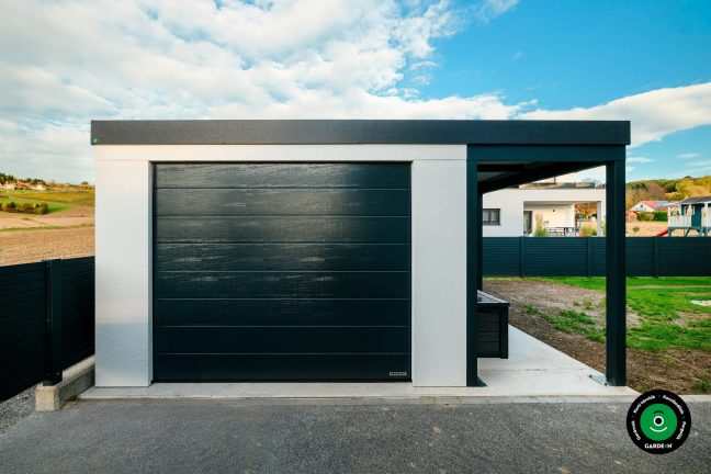 Kilátás a garázsra zárt kapuval és jobb oldali előtetővel