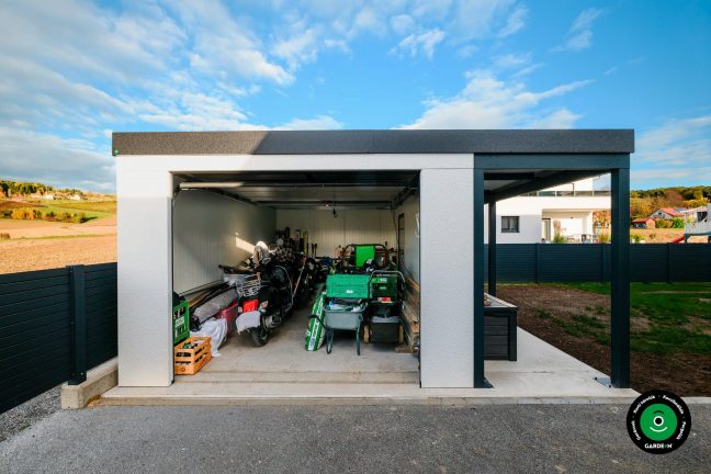 Nyitott garázs tele szerszámokkal és tárolt motorokkal