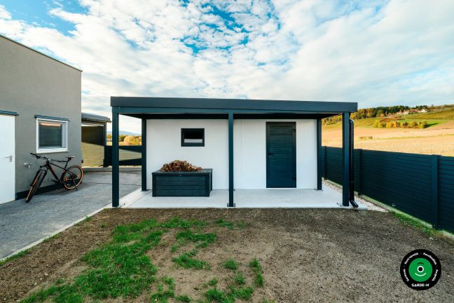 Az előtető elülső oldala kis ablakkal és ajtóval