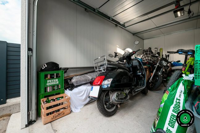 A garázs belső tere motorokkal és tárolódobozokkal