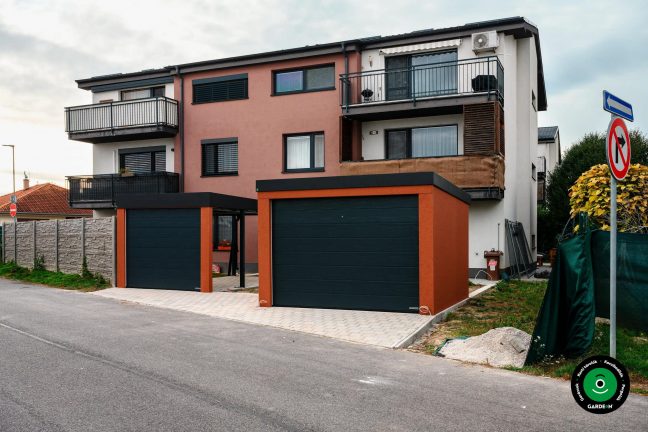 Egyállásos garázs előtetővel és integrált garázskap