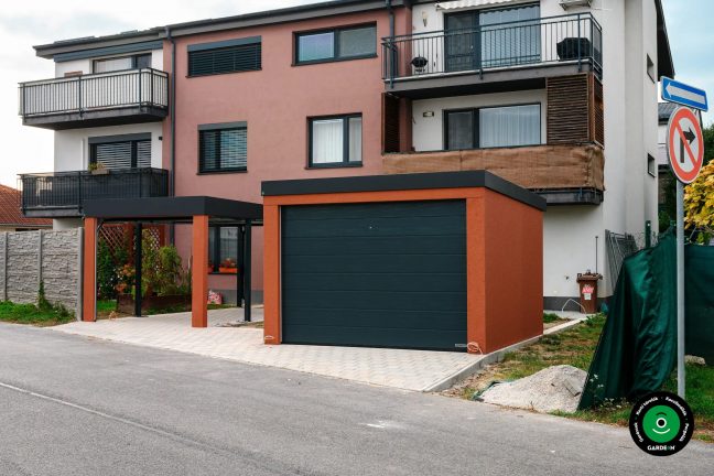 Kompakt garázs oldalsó előtetővel és garázskapuval