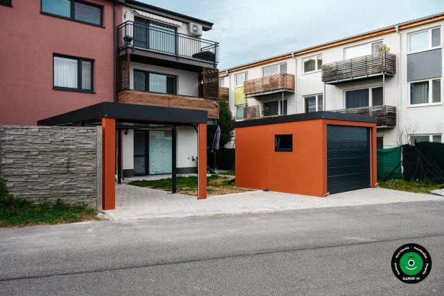 Egyállásos garázs oldalsó előtetővel zárható fedett térként