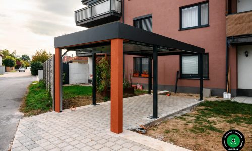 Előtető garázskapuval modern praktikus kivitelben