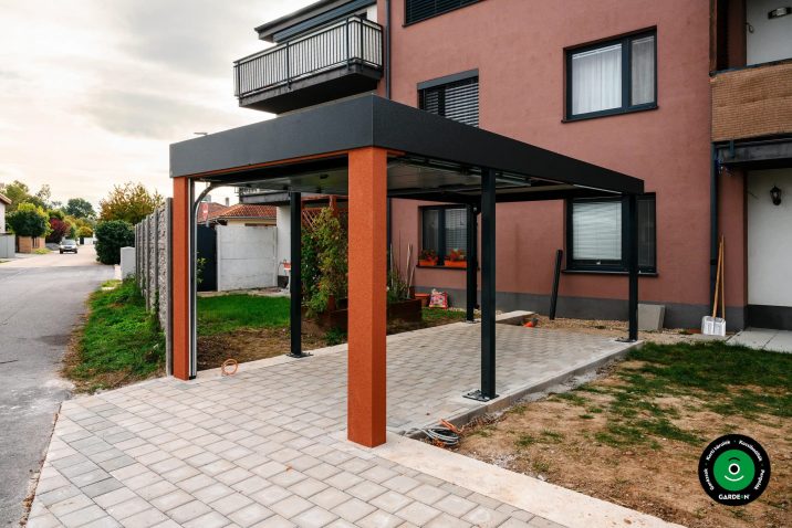 Előtető garázskapuval modern praktikus kivitelben