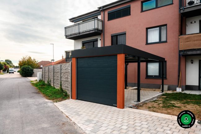 Fedett előtető stabil szerkezettel és integrált kapuval