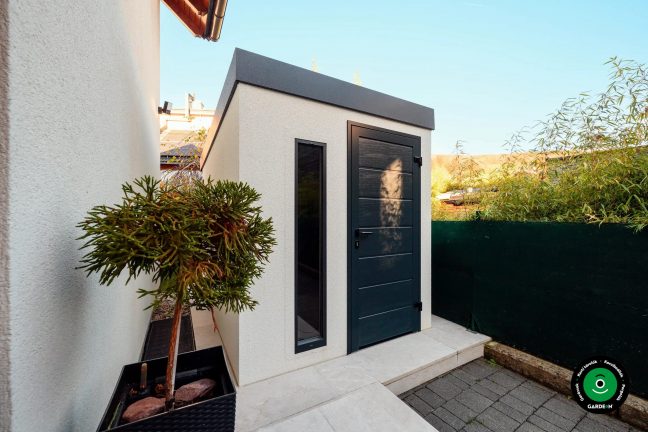 Kerti házikó keskeny ablakkal és sötét ajtókkal