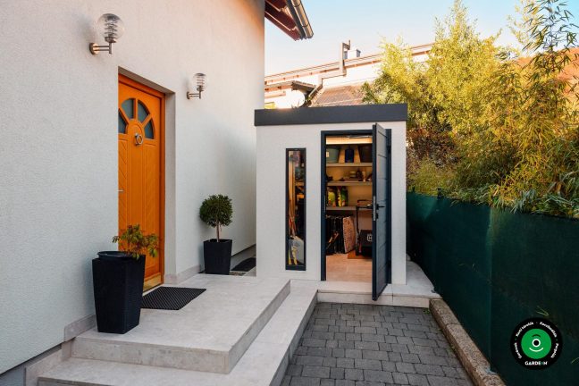 Bejárati rész házikóval és a tárolóba nyíló ajtókkal