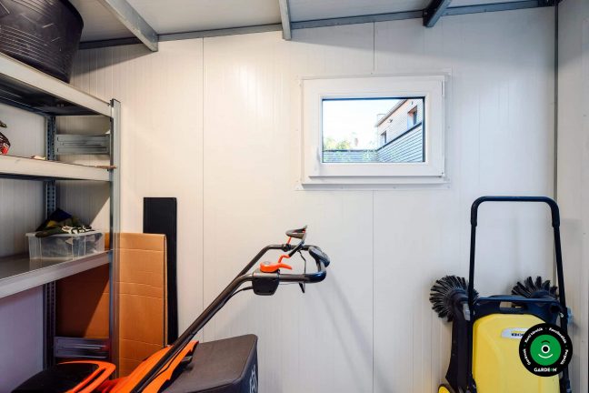 A házikó belső részlete ablakkal és elhelyezett technikával