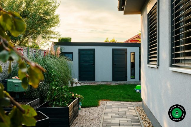 Szerelt kerti házikó letisztult vonalakkal és egyszerű homlokzattal