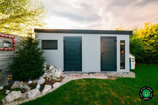 Modern szerelt házikó nagy ablakkal és világos burkolattal