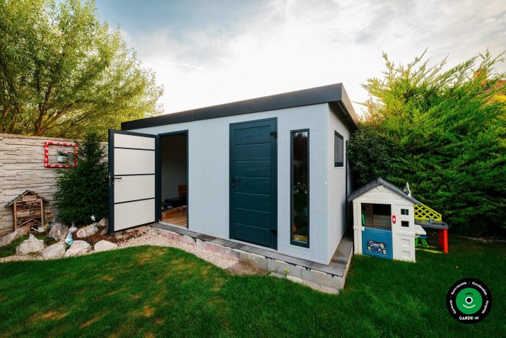 Szerelt házikó a kertben félnyeregtetővel