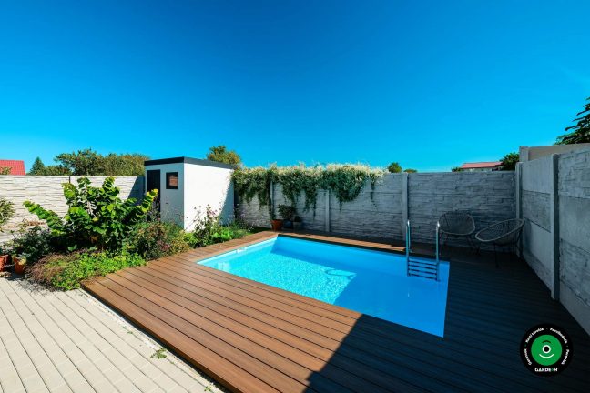 Kis kerti házikó szezonális felszerelés tárolására