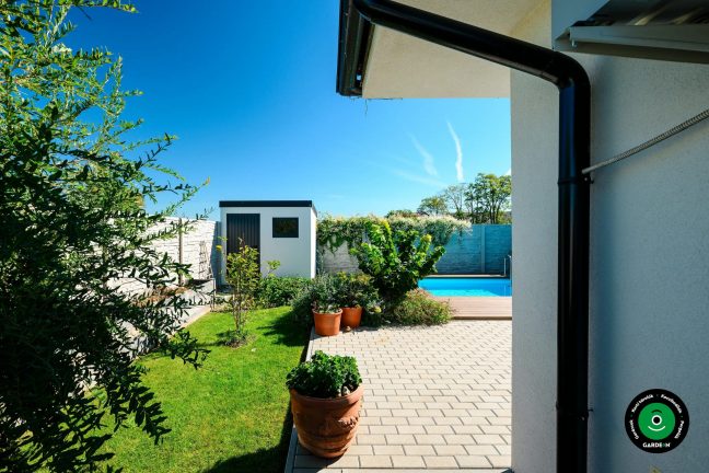 Praktikus kis házikó szezonális kerti tartozékok számára