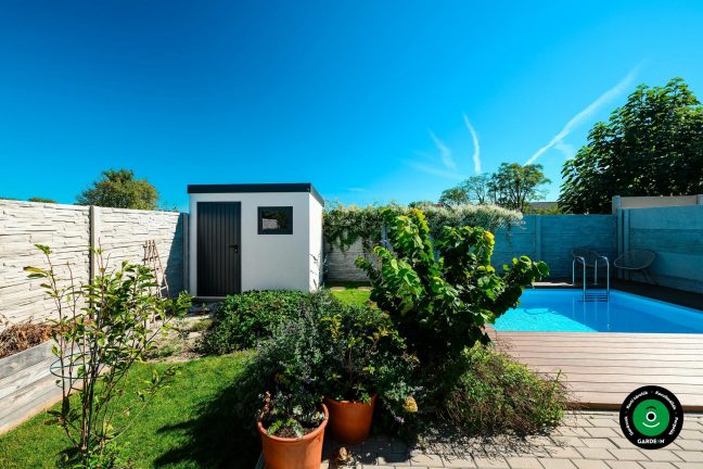 Kisebb méretű kerti házikó felszerelés és szerszámok tárolására