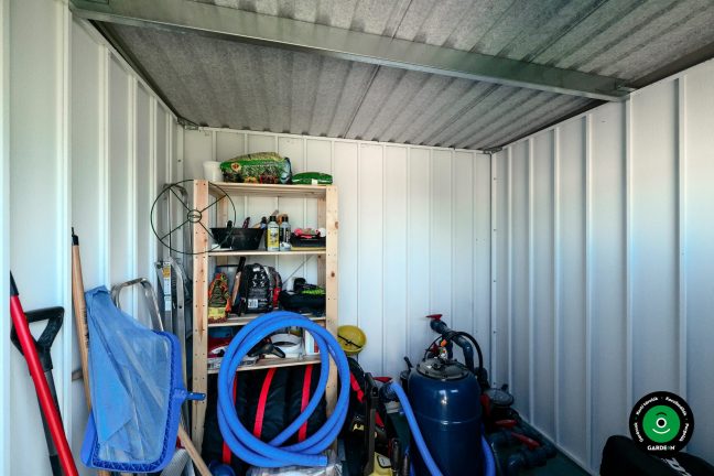 A kis házikó belső tere szezonális kerti felszereléssel