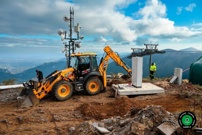 Szerkezeti elemek a szerelés előtt elrendezve