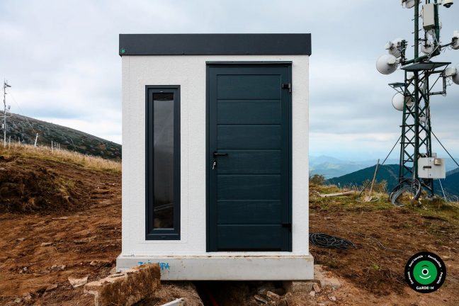 Szerelt házikó a magashegyi nyereg nyitott tájában