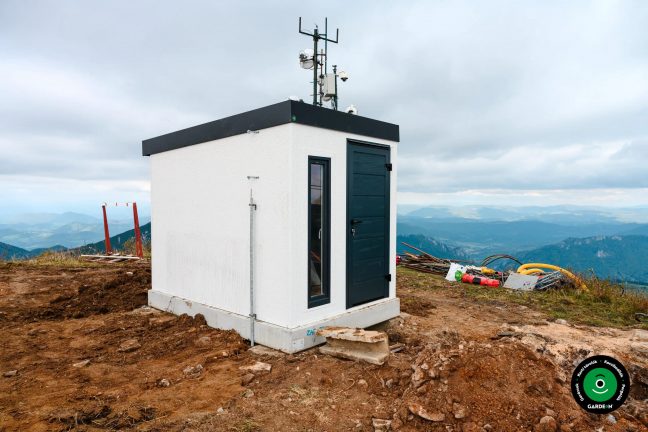 Szerelt kerti házikó magasan a völgy felett a Snilovské-nyereg alatt