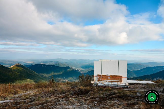 Elkészült falpanelek a helyszíni szereléshez előkészítve
