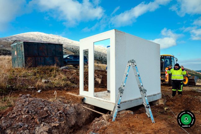 Tetőszerkezet elemeinek szerelése a már álló alapra