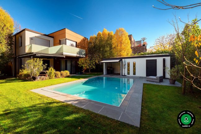 Kerti házikó a medence mellett nyitott előtetővel