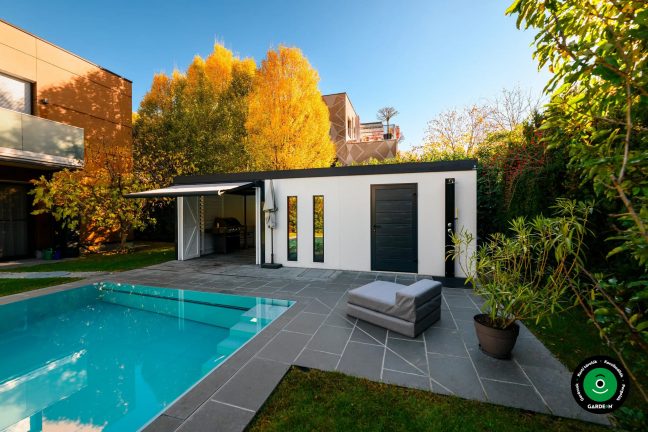 Nyitott előtető kerti grillel a medence mellett