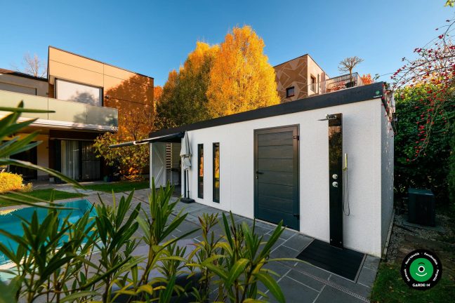 Kerti házikó a medence mellett őszi fákkal körülvéve