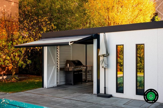 Előtető kerti grillel és nyitott harmonikaajtókkal