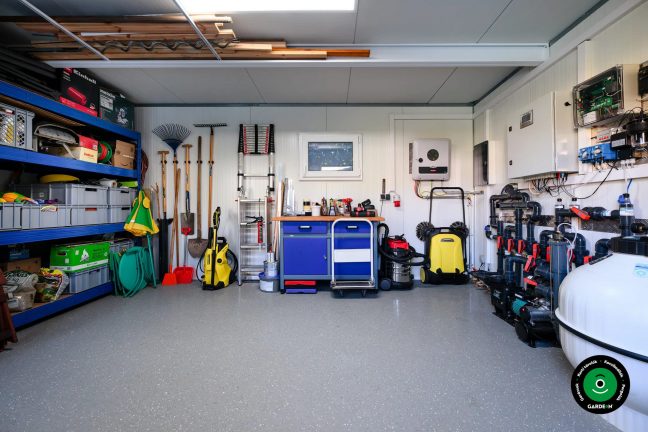 Rendezett műhely szerszámokkal polcokkal és medencetechnikával