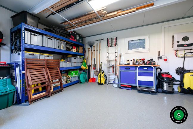 Kerti szerszámok sorban a kék polcrendszer mellett