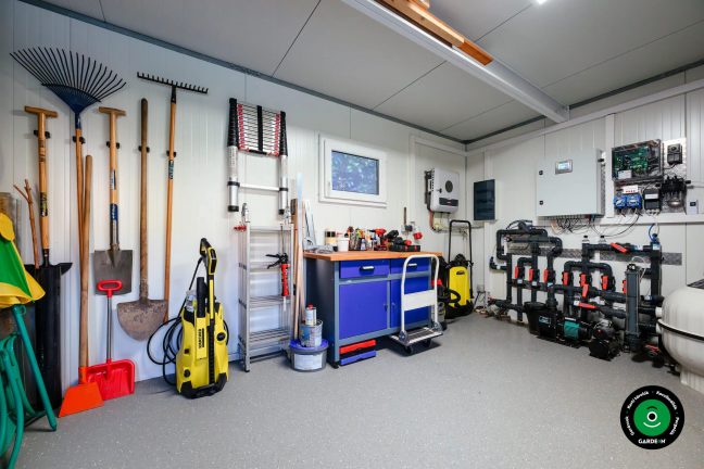 Medenceszűrés csövekkel szivattyúkkal és technikai elemekkel