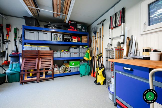 Tárolópolcok medencetartozékokkal és vegyszerekkel