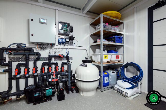 Előtető kerti grillel és a kertre nyíló ajtókkal