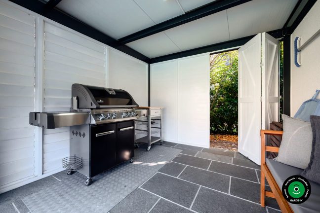 Grillező rész padkával és kilátással a zöldre