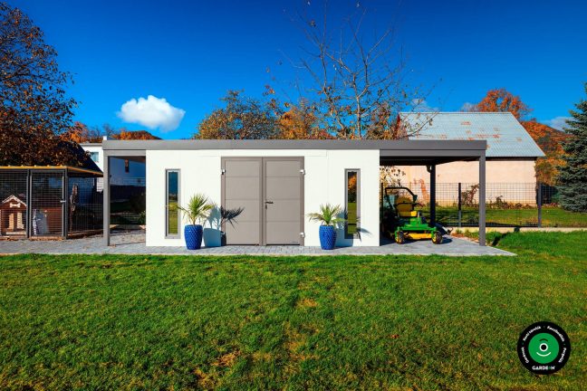 Modern szerelt házikó kétszárnyú ajtókkal és keskeny ablakokkal