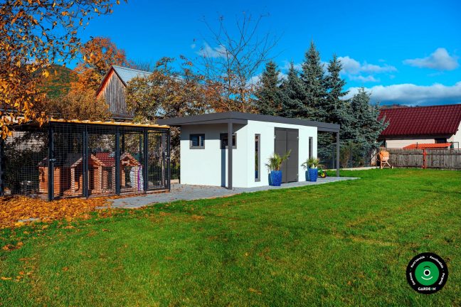 Fehér szerelt kerti házikó előtetővel és tárolóhellyel