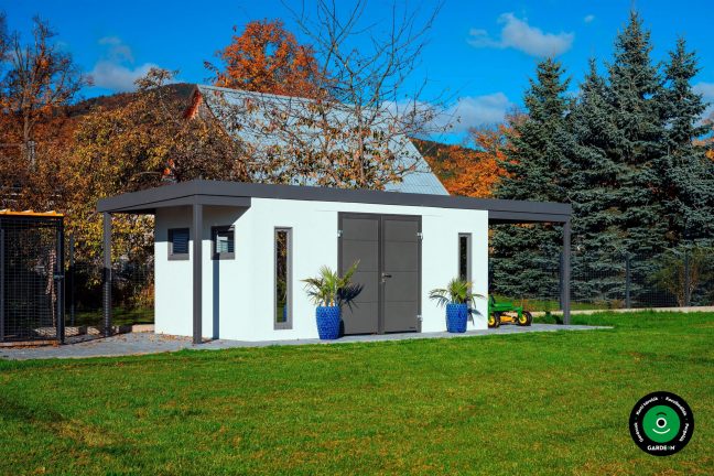 Szerelt házikó kék virágcserepekkel és gondozott gyep körül