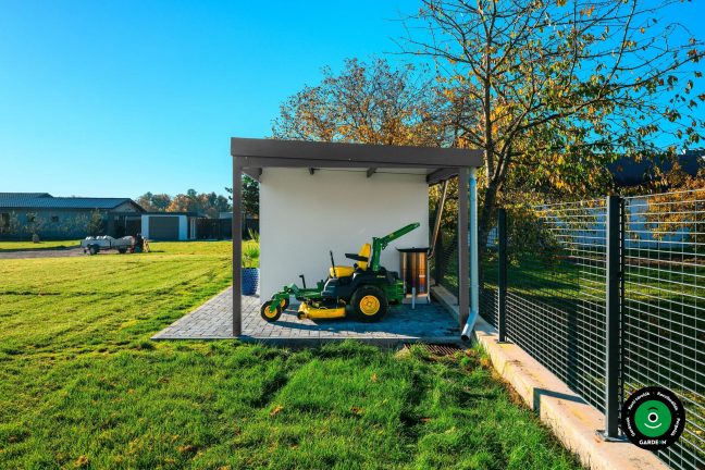 Modern kerti építmény tárolóhellyel és minimalista megjelenéssel