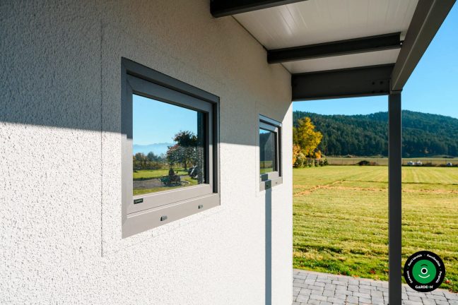 Részlet a kerti házikó ablakáról