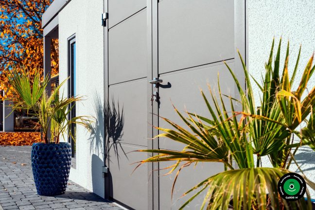 Részlet a nyeregtetős kerti házikó ajtajáról