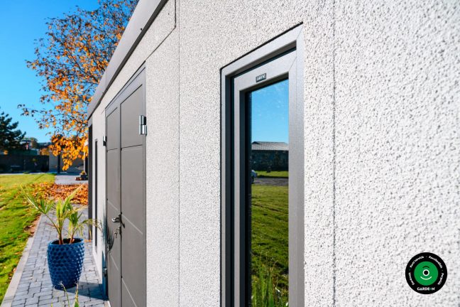 Részlet a kerti házikó falán lévő tetőablakról