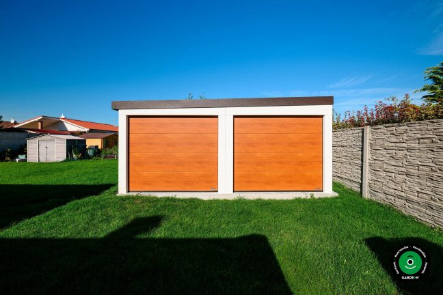 Modern duplagarázs fa szekcionált kapukkal