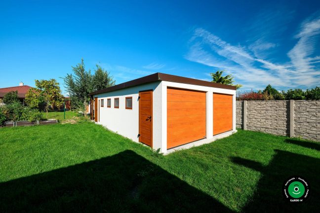 Garázs fa burkolattal rendezett kertben