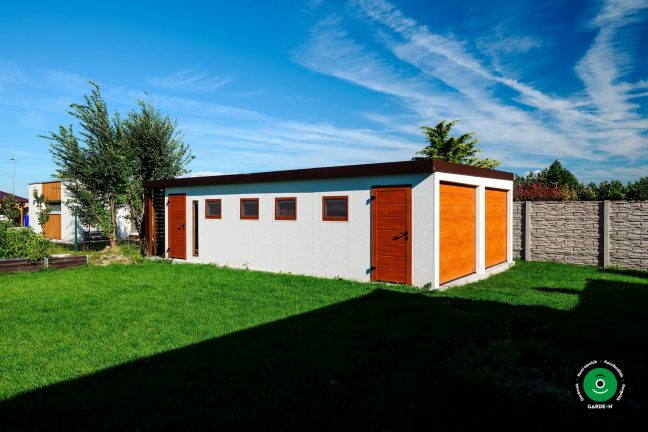 Praktikus duplagarázs modern megjelenéssel és világos kerettel