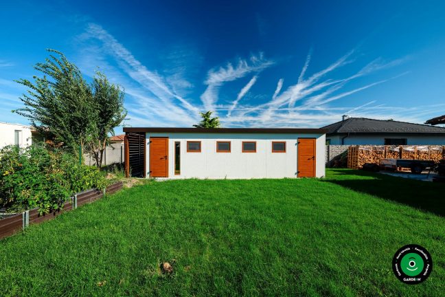 Oldalnézet a modern garázsról